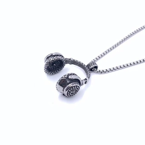 Vue détaillée du collier pendentif casque avec texture maillée sur une chaîne vénitienne