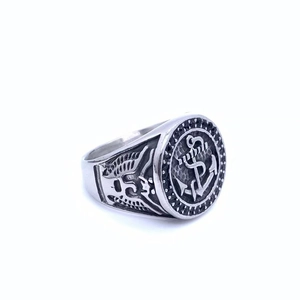 Dettaglio dell'anello ancora vintage con finitura nera ossidata e incisioni sulle ali
