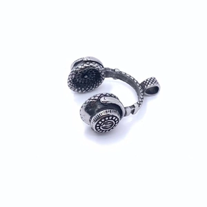 Collier pendentif casque rétro en acier titane argenté antique avec relief texturé