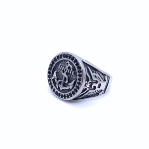 Dettaglio dell'anello con ancora vintage, pietre nere e incisione di aquila