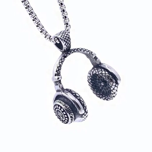 Collier Pendentif Casque Rétro Créatif Acier Titane Hip Hop Bijoux Homme Accessoire de Collier Chaîne Maille Miroir Vieilli