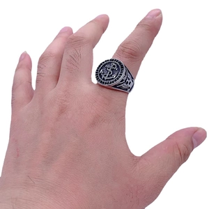 Anello da uomo vintage in acciaio con ancora, ali di aquila incise e pietre nere
