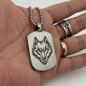 Vintage Wikinger Wolf Anhänger Halskette aus Edelstahl mit geprägtem Tierkopf-Design