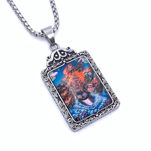 Macro d'un pendentif Thangka tibétain avec sculpture en métal et détails d'art religieux