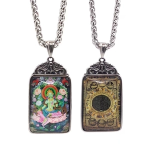 Detalle de colgantes budistas de acero inoxidable con motivos de Tara Verde y Mandala