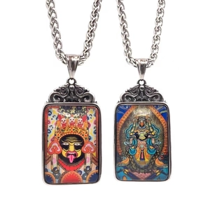 Vista detallada de los colgantes Thangka de doble cara con tótems pintados y patrones vintage