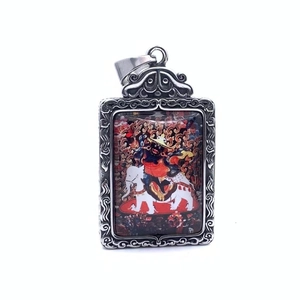 Pendentif Thangka vintage en acier titane avec Pehar Gyalpo sur fond blanc