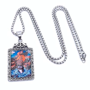 Vue détaillée du pendentif rectangulaire en acier titane avec motif de divinité orientale