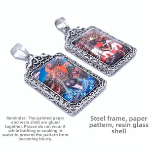 Détail macro du pendentif rectangulaire en acier titane avec volutes rétro et art Thangka