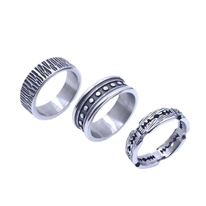 Drei-teiliges Titanstahl Ring-Set mit Rindenstruktur, Nieten und Klingen-Design