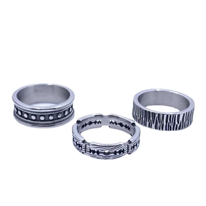 Dreiteiliges Herrenring-Set aus Titanstahl mit Holzmaserung und Klingenmuster auf Weiß