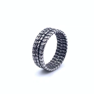 Bague écailles de dragon vintage pour homme en acier titane avec texture crocodile