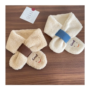 Detailansicht Fleece-Halswärmer mit Smiley-Stickerei und kontrastfarbenem Kordelzug