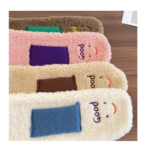 Detailansicht weicher Plüsch-Winterhandschuhe mit Smiley-Gesicht und Good-Stickerei