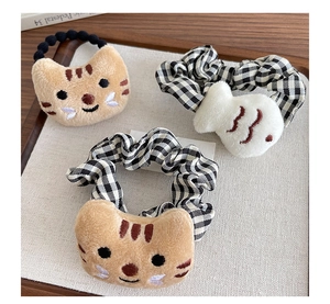 Détails d'élastiques en peluche chat et poisson avec broderies et tissu à carreaux vichy