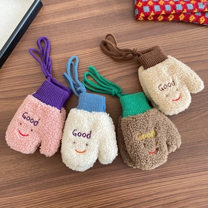 Winter-Fäustlinge für Kinder mit Smiley-Stickerei und praktischer Kordel zum Umhängen