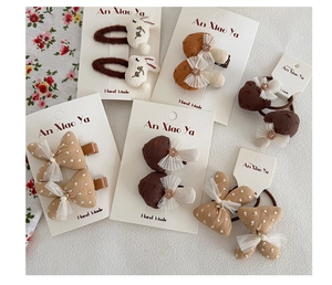 Détail de barrettes mignonnes en tissu avec lapins, champignons et nœuds à pois