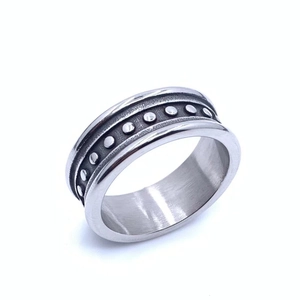 Herren Punk-Ring aus Titanstahl mit schwarzem Antik-Finish und Metallnieten-Design