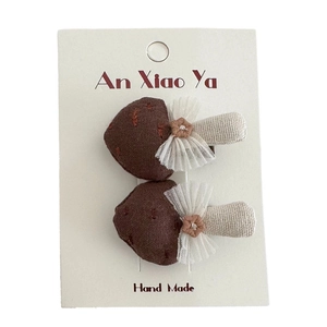 Barrettes à cheveux fraise en tissu fait main avec dentelle et broderie pour filles, lot de 2