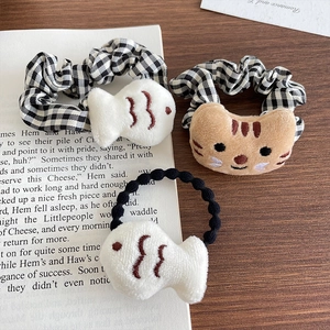 Lot d'accessoires cheveux avec peluche chat et poisson sur chouchous à carreaux