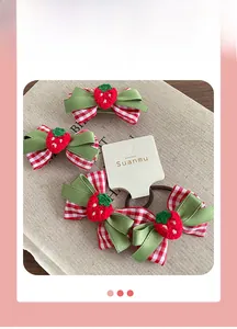 Détails des barrettes et chouchous à carreaux rouges avec fraises pour fillettes
