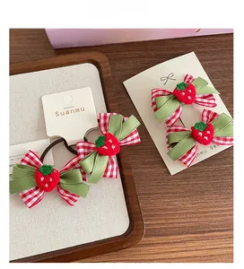 Détails de barrettes à carreaux rouges avec fraises tricotées sur support