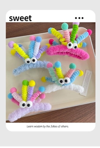 Détail de pinces à cheveux en peluche avec grands yeux et antennes torsadées colorées