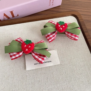 Paire de nœuds à carreaux rouges avec fraises au crochet pour petites filles