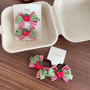 Lot de barrettes et élastiques fraise à carreaux rouges pour filles sur bois