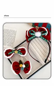 Détail du set de Noël avec serre-tête en velours rouge et barrettes festives à nœud