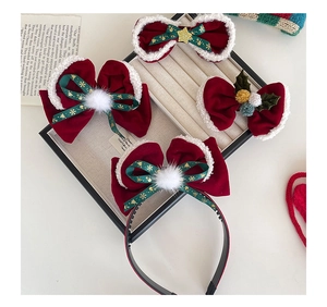 Détail de barrettes et serre-tête de Noël en velours avec nœuds rouges et pompons blancs