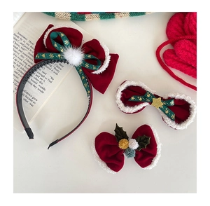 Détail d'un serre-tête de Noël et de barrettes avec nœuds en velours et pompons