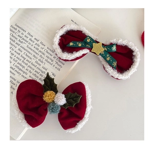 Détail des nœuds de Noël en velours rouge avec fausse fourrure et motifs de fêtes