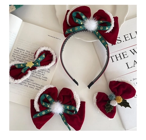 Détail de l'ensemble d'accessoires de Noël avec nœuds en velours rouge et pompons