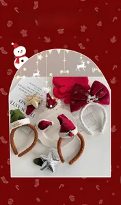 Détail d'accessoires de Noël avec nœud en velours, bonnet de Noël et pince étoile