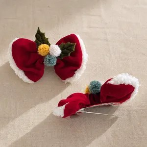 Barrette de Noël en velours rouge avec bordure en fourrure blanche et pompons
