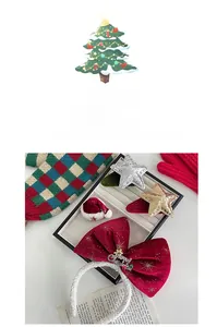 Détail d'un serre-tête nœud en velours Merry Christmas et barrettes étoiles à paillettes