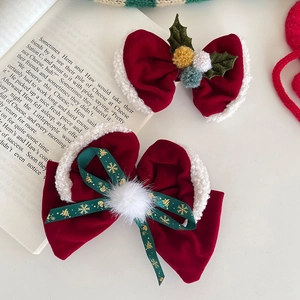 Barrettes de Noël en velours rouge avec bordure en fourrure blanche et houx décoratif