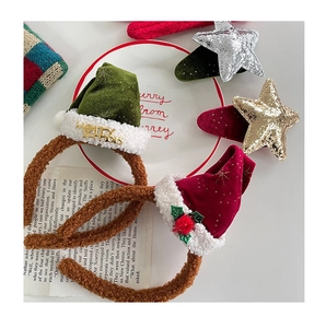 Gros plan de serre-têtes de Noël en peluche avec mini bonnets et pinces étoiles pailletées