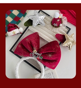 Détail du serre-tête de Noël avec nœud en velours rouge et lettrage Merry Christmas