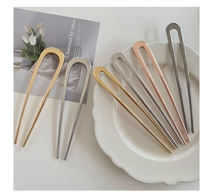 Dettaglio di forcine per capelli a forma di U in oro argento oro rosa e canna di fucile