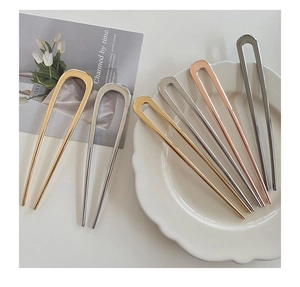 Set di quattro forcine per capelli in metallo lucido in oro, argento, oro rosa e nero