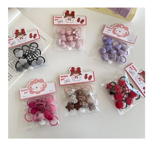 Détail d'un lot d'élastiques à cheveux pour enfants avec motifs cœurs et étoiles