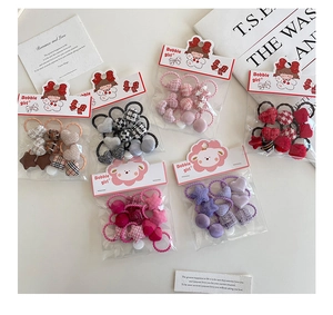 Gros plan d'élastiques à cheveux cœur et carreaux en emballage cadeau sur table