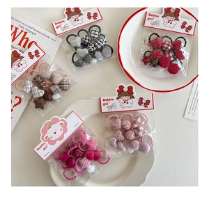 Détails de lots d'élastiques à cheveux cœur et étoile dans des emballages cadeaux