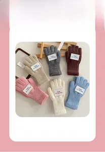 Flache Darstellung von Strickhandschuhen ohne Finger in vielen Farben mit Rippbündchen