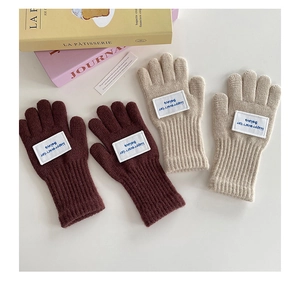 Detailansicht von Winter-Strickhandschuhen mit Patch und Rippbündchen für Kinder