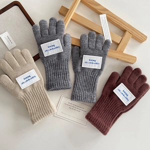 Minimalistische Strickhandschuhe für Kinder in vier Farben mit schicken Rippbündchen