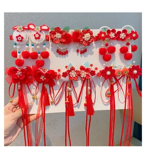 Dettaglio di fermagli per capelli tradizionali cinesi con nappe rosse e coniglietti