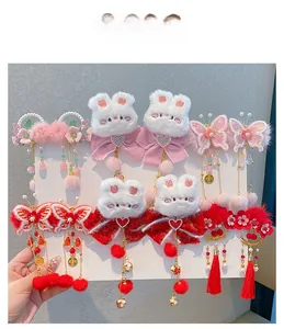 Dettaglio di fermagli per capelli cinesi per bambini con orecchie di peluche e nappe